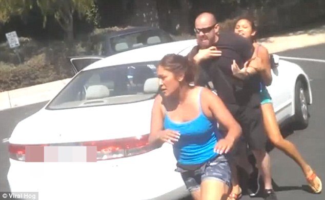 Σκηνή-σοκ: Εξαγριωμένος αστυνομικός εκτός υπηρεσίας αρπάζει γυναίκα απ' το σβέρκο και την πετάει με μανία πάνω σε αυτοκίνητο [βίντεο & εικόνες] | iefimerida.gr 4