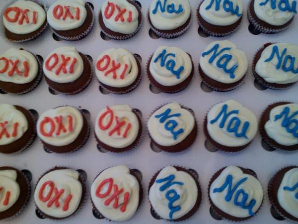 Τα γλυκά του δημοψηφίσματος -Η δημοσιογράφος που κερνάει «Ναι» και «Οχι» [εικόνες] | iefimerida.gr 2