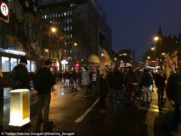  Χάος στην Βρετανία λόγω διαδηλώσεων από Κούρδους- Σταμάτησαν δρομολόγια τρένων σε Μάντσεστερ και Λονδίνο [εικόνες] | iefimerida.gr 6