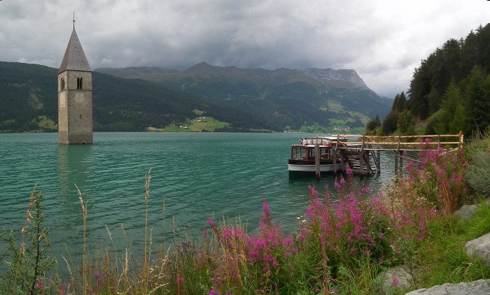 Βυθισμένη πολιτεία: Το χωριό που πνίγηκε κάτω από το νερό πριν 60 χρόνια -Μόνο το καμπαναριό έμεινε να προεξέχει [εικόνες] | iefimerida.gr 11