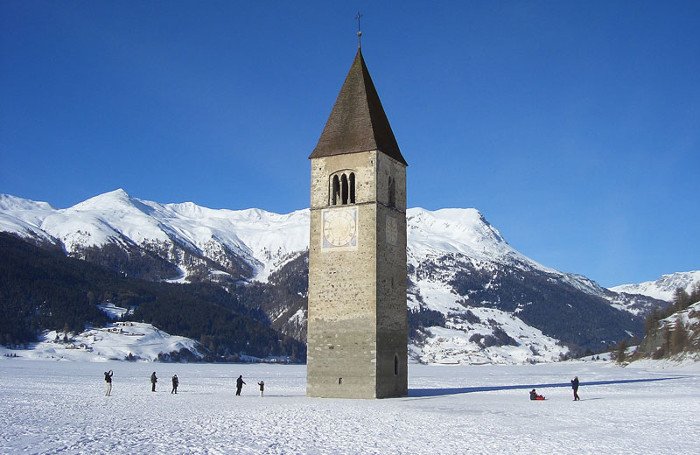 Βυθισμένη πολιτεία: Το χωριό που πνίγηκε κάτω από το νερό πριν 60 χρόνια -Μόνο το καμπαναριό έμεινε να προεξέχει [εικόνες] | iefimerida.gr 12