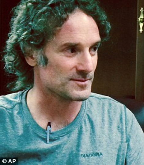 Στην πατρίδα του μετά από δύο χρόνια ομηρίας ο αμερικανός δημοσιογράφος - Συγκινητικές στιγμές στην αγκαλιά της μητέρας του [εικόνες] | iefimerida.gr 2