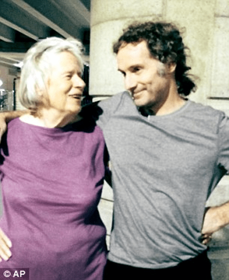 Στην πατρίδα του μετά από δύο χρόνια ομηρίας ο αμερικανός δημοσιογράφος - Συγκινητικές στιγμές στην αγκαλιά της μητέρας του [εικόνες] | iefimerida.gr 1