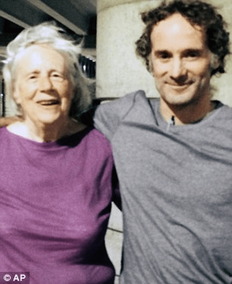 Στην πατρίδα του μετά από δύο χρόνια ομηρίας ο αμερικανός δημοσιογράφος - Συγκινητικές στιγμές στην αγκαλιά της μητέρας του [εικόνες] | iefimerida.gr 0