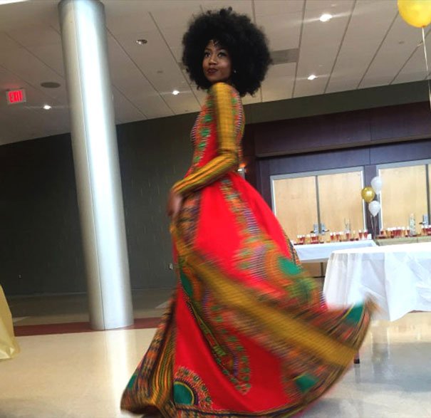 Από θύμα ρατσισμού βασίλισσα του χορού - Το φόρεμα που σχεδίασε για να υμνήσει την καταγωγή της [εικόνες] | iefimerida.gr 5