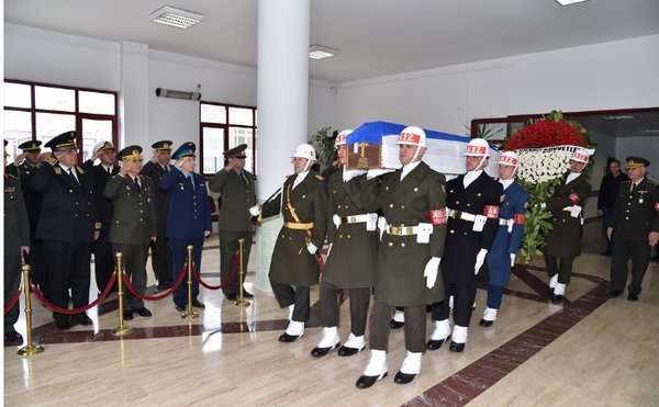 Συγκίνηση και τιμές στην άφιξη της σορού του Ρώσου πιλότου στην πατρίδα του [εικόνες & βίντεο] | iefimerida.gr 4