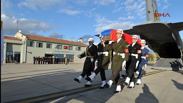 Συγκίνηση και τιμές στην άφιξη της σορού του Ρώσου πιλότου στην πατρίδα του [εικόνες & βίντεο] | iefimerida.gr 1