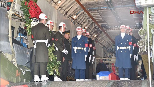 Συγκίνηση και τιμές στην άφιξη της σορού του Ρώσου πιλότου στην πατρίδα του [εικόνες & βίντεο] | iefimerida.gr 0