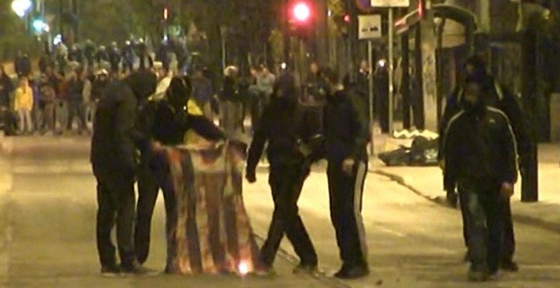 Επεισόδια στο Πολυτεχνείο: Νεαροί έστησαν οδοφράγματα στη Στουρνάρη -«Βροχή» μολότοφ κατά αστυνομικών | iefimerida.gr 1