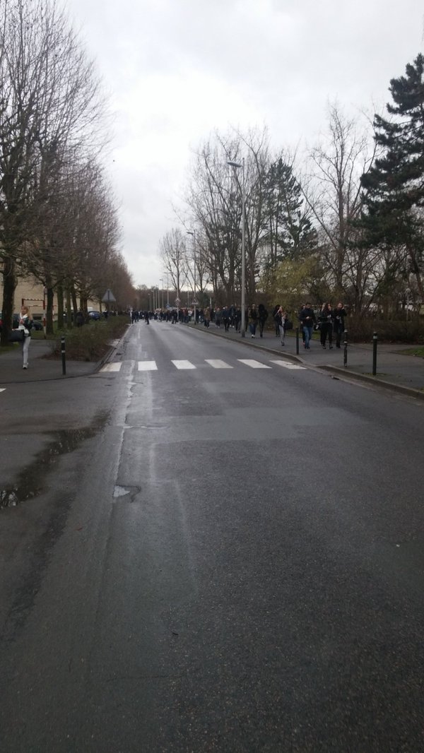 Εκκενώθηκε γυμνάσιο στο Κομπιέν -Μετά από απειλή για βόμβα [εικόνες & βίντεο] | iefimerida.gr 0