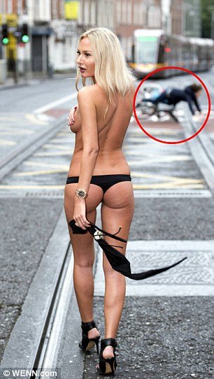 Μοντέλο γυμνόστηθο στο δρόμο προκαλεί πτώση ποδηλάτη στο Δουβλίνο [εικόνες] | iefimerida.gr 0