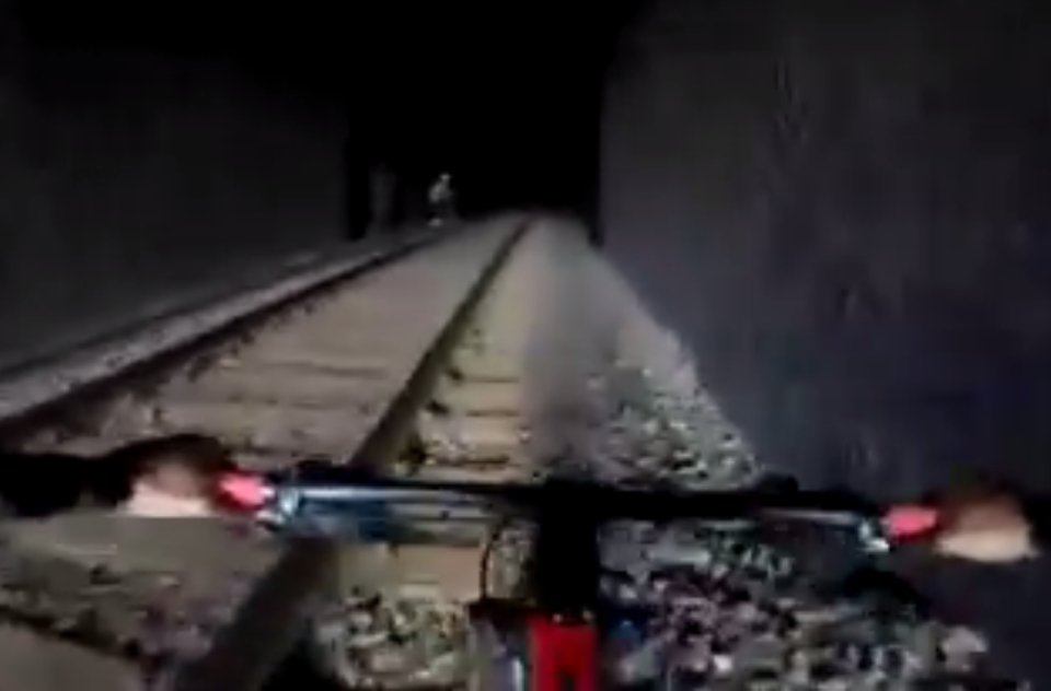 Ποδηλάτες μπήκαν σε τούνελ και βρέθηκαν αντιμέτωποι με τρένο που έτρεχε καταπάνω τους!  [βίντεο]  | iefimerida.gr 0