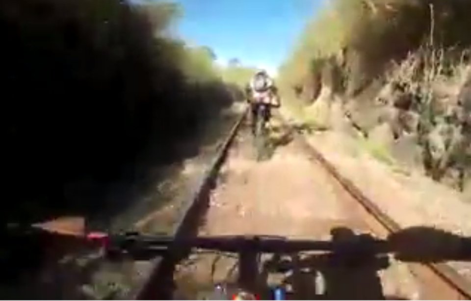 Ποδηλάτες μπήκαν σε τούνελ και βρέθηκαν αντιμέτωποι με τρένο που έτρεχε καταπάνω τους!  [βίντεο]  | iefimerida.gr 1