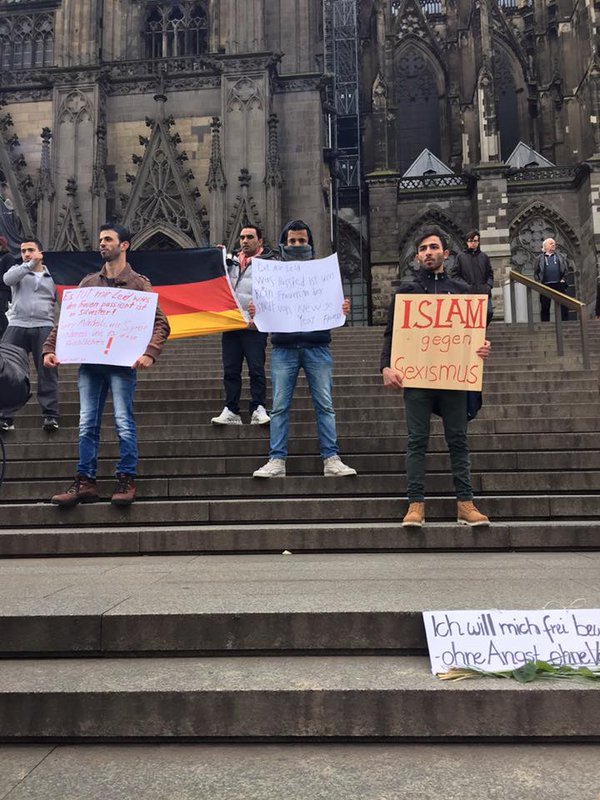 Γερμανία: Σύροι πρόσφυγες διαμαρτύρονται για τις σεξουαλικές επιθέσεις στη Γερμανία [εικόνες&βίντεο]  | iefimerida.gr 0