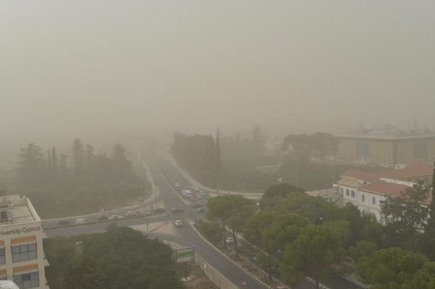 Τρομακτική αμμοθύελλα «κατάπιε» την Κύπρο [εικόνες & βίντεο] | iefimerida.gr 1