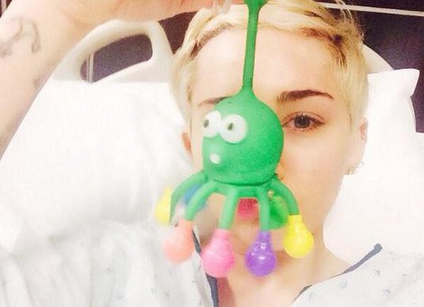 Η Μάιλι Σάιρους στο νοσοκομείο βγάζει selfie από το κρεβάτι του... πόνου [εικόνα] | iefimerida.gr 0