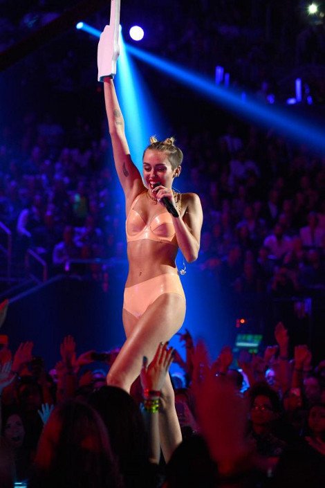 Η αρρωστημένα προκλητική εμφάνιση της Μάιλι Σάιρους στα βραβεία του MTV σοκάρει [εικόνες&βίντεο] | iefimerida.gr 0