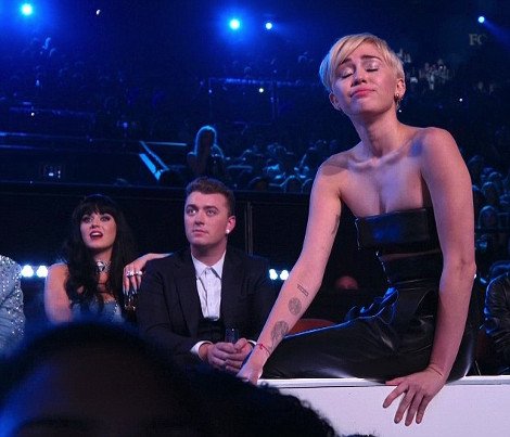 Η Μάιλι Σάιρους έστειλε άστεγο να παραλάβει το βραβείο της στα βραβεία του MTV [εικόνες & βίντεο] | iefimerida.gr 1