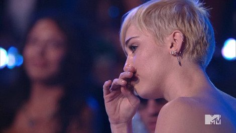 Η Μάιλι Σάιρους έστειλε άστεγο να παραλάβει το βραβείο της στα βραβεία του MTV [εικόνες & βίντεο] | iefimerida.gr 2