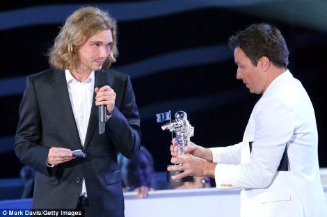 Η Μάιλι Σάιρους έστειλε άστεγο να παραλάβει το βραβείο της στα βραβεία του MTV [εικόνες & βίντεο] | iefimerida.gr 6