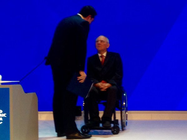 Δείτε καρέ-καρέ το τετ α τετ Τσίπρα-Σόιμπλε στο Νταβός -Στα παρασκήνια του πάνελ [εικόνες] | iefimerida.gr 0