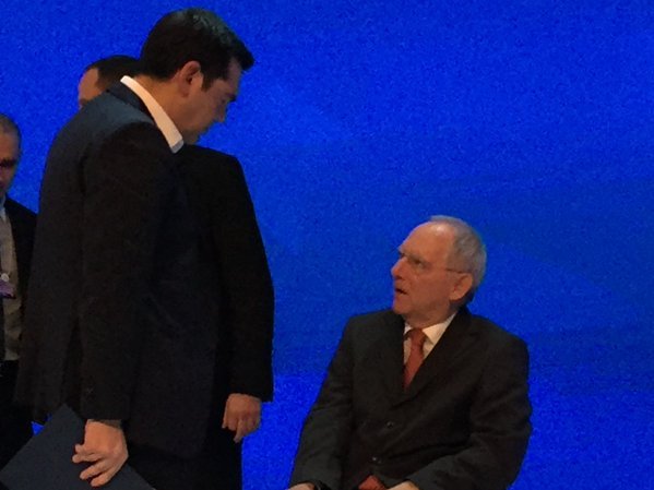 Δείτε καρέ-καρέ το τετ α τετ Τσίπρα-Σόιμπλε στο Νταβός -Στα παρασκήνια του πάνελ [εικόνες] | iefimerida.gr 1