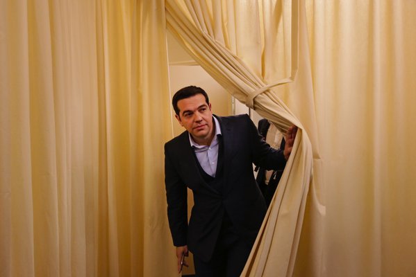 Δείτε καρέ-καρέ το τετ α τετ Τσίπρα-Σόιμπλε στο Νταβός -Στα παρασκήνια του πάνελ [εικόνες] | iefimerida.gr 12