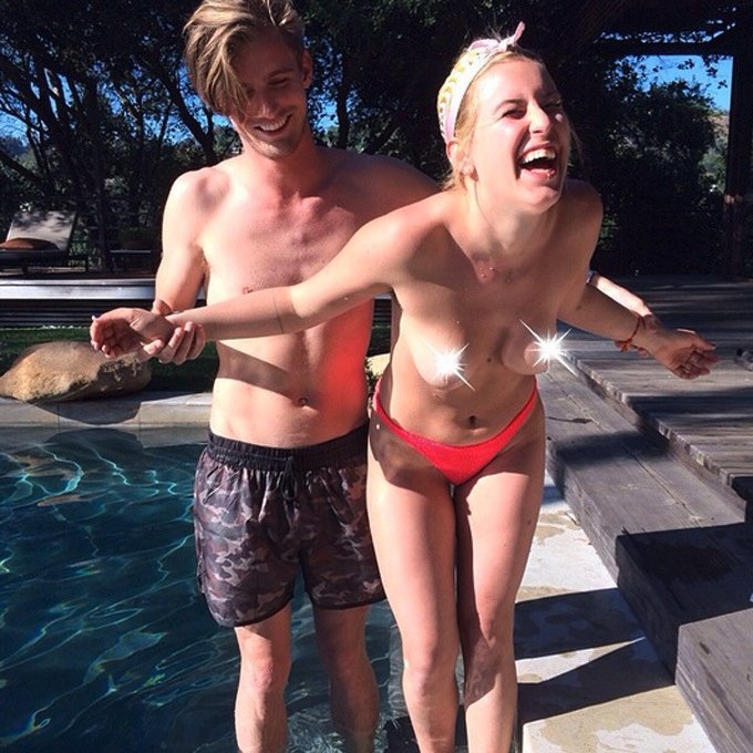 Ξέφυγαν οι κόρες της Ντέμι Μουρ – Τόπλες στο πάρτι της Miley Cyrus [εικόνες]  | iefimerida.gr 1