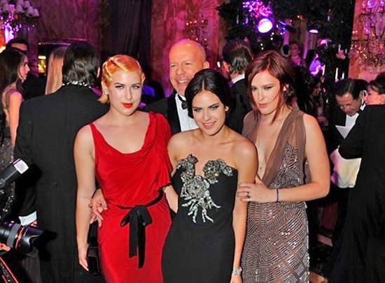 Ξέφυγαν οι κόρες της Ντέμι Μουρ – Τόπλες στο πάρτι της Miley Cyrus [εικόνες]  | iefimerida.gr 2