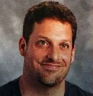 Σάλος: Δασκάλα έστελνε ημίγυμνες selifies σε μαθητές της – Είχε σχέση με τουλάχιστον δύο ανήλικους [εικόνες] | iefimerida.gr 4