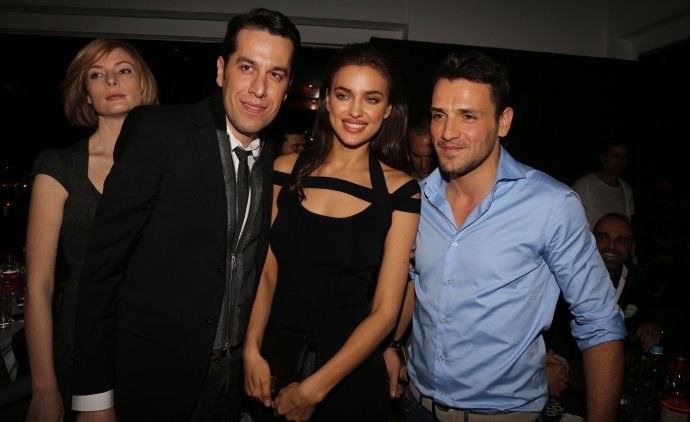 Οι Ελληνίδες που δεν «φοβήθηκαν» να φωτογραφηθούν με την Ιρίνα Σάικ [εικόνες] | iefimerida.gr 3