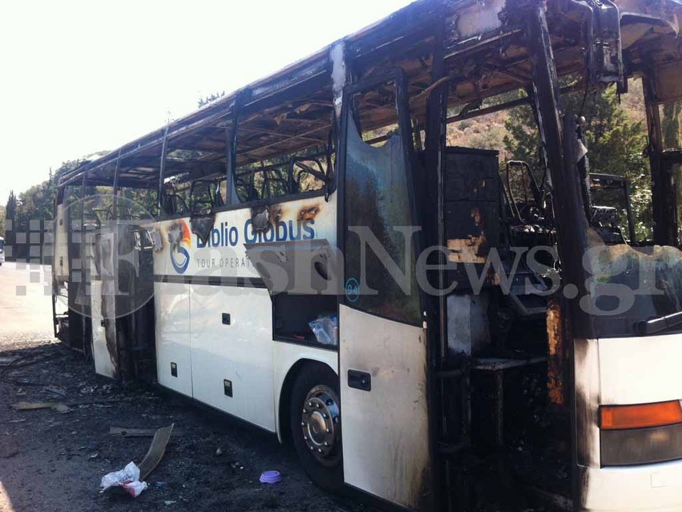 Πύρινος εφιάλτης για 50 τουρίστες στα Χανιά- Τουριστικό λεωφορείο τυλίχθηκε στις φλόγες [εικόνες] | iefimerida.gr 1