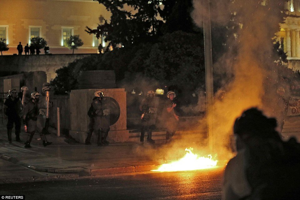 Η διαδήλωση και τα επεισόδια στην πλατεία Συντάγματος από τον φακό της Daily Mail [εικόνες] | iefimerida.gr 1