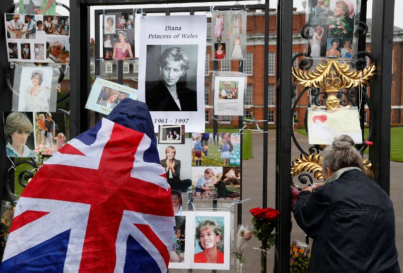 Γουίλιαμ, Χάρι και Κέιτ στο μνήμα της Νταϊάνα -20 χρόνια από τον τραγικό θάνατο της πριγκίπισσας [εικόνες] | iefimerida.gr 2