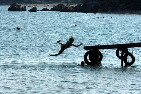 Καλλιτέχνης μετατρέπει τις διαφημιστικές πινακίδες σε σπίτια για αστέγους [εικόνες] | iefimerida.gr 3