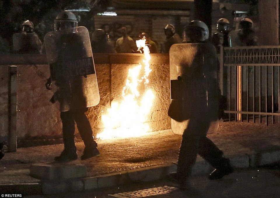 Η διαδήλωση και τα επεισόδια στην πλατεία Συντάγματος από τον φακό της Daily Mail [εικόνες] | iefimerida.gr 2