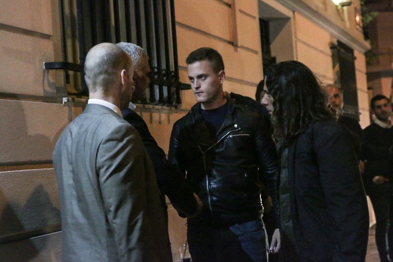 Σιωπηρή διαμαρτυρία δικηγόρων έξω από το γραφείο του Ζαφειρόπουλου -Εκεί βρέθηκε και ο γιος του, Νώντας  [εικόνες] | iefimerida.gr 4