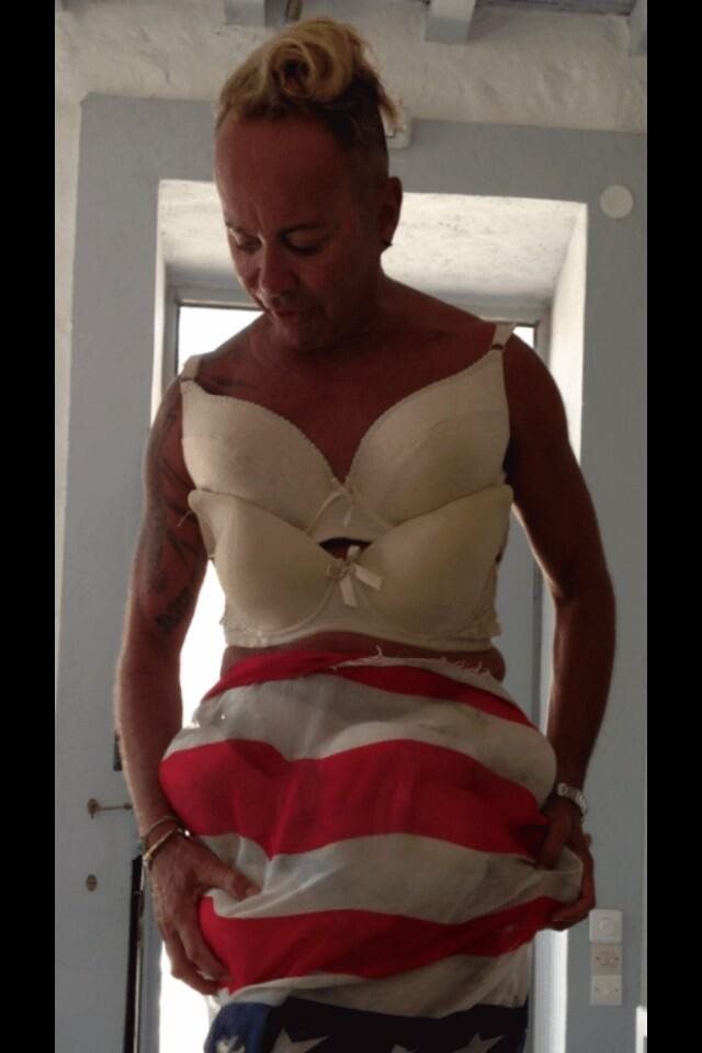 Ο Λάκης Γαβαλάς ξαναχτυπά: Φόρεσε σουτιέν, φωτογραφήθηκε και πόσταρε την photo στο διαδίκτυο [εικόνα] | iefimerida.gr 0