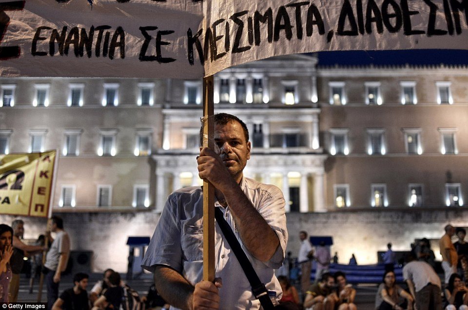 Η διαδήλωση και τα επεισόδια στην πλατεία Συντάγματος από τον φακό της Daily Mail [εικόνες] | iefimerida.gr 5