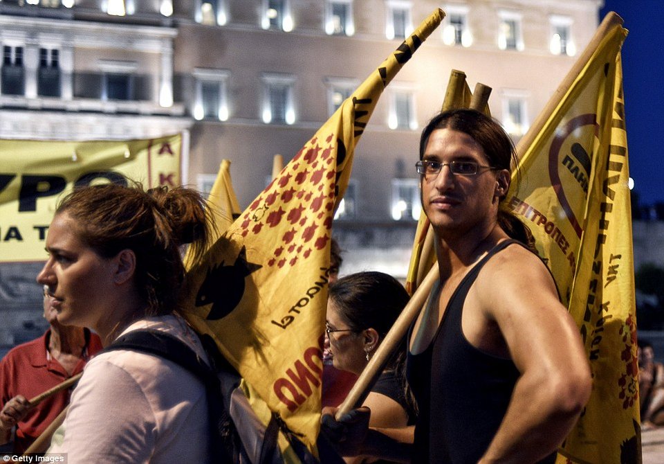 Η διαδήλωση και τα επεισόδια στην πλατεία Συντάγματος από τον φακό της Daily Mail [εικόνες] | iefimerida.gr 6