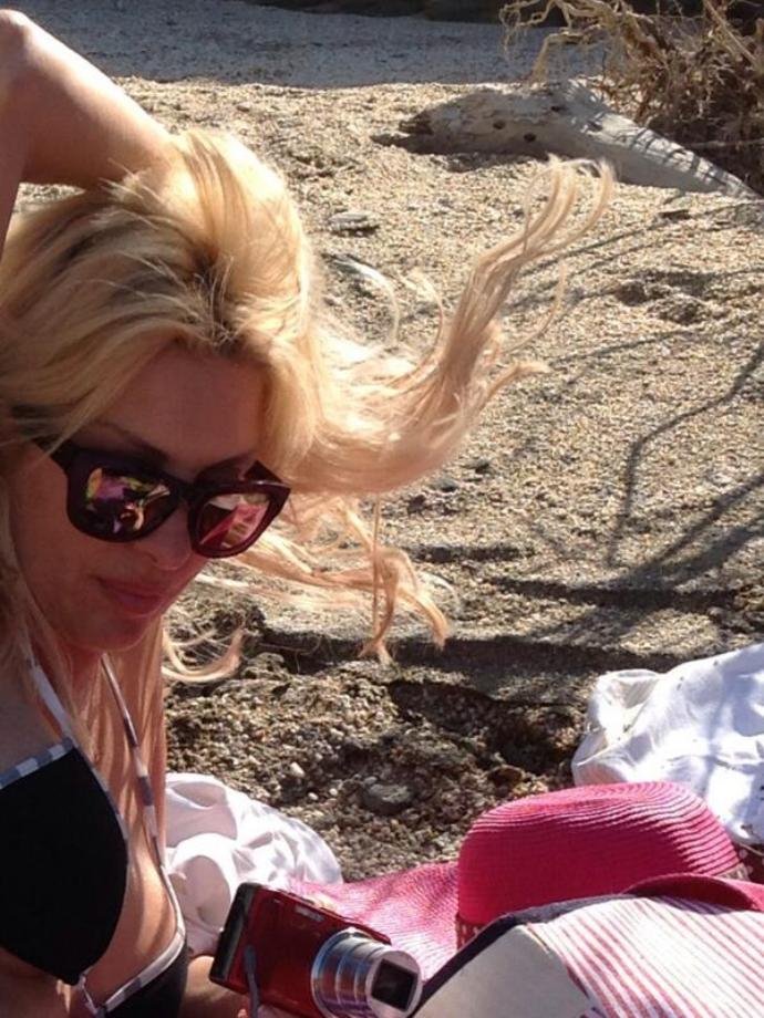 Η Ελένη Μενεγάκη με μπικίνι, παίζει με τον σκύλο της [εικόνες]  | iefimerida.gr 1