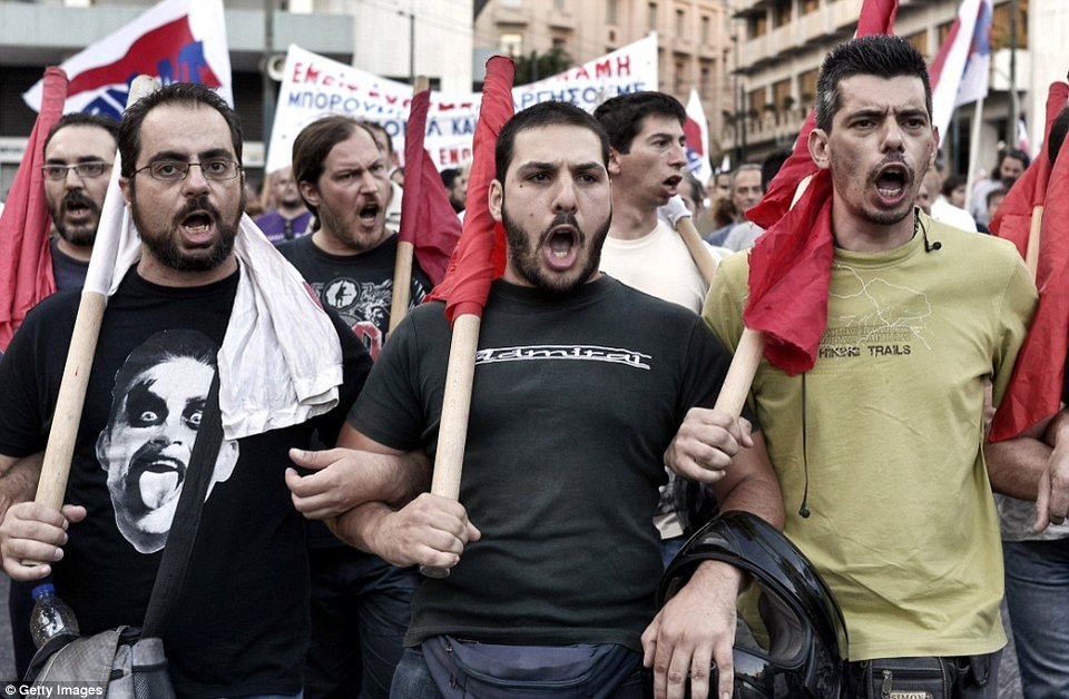 Η διαδήλωση και τα επεισόδια στην πλατεία Συντάγματος από τον φακό της Daily Mail [εικόνες] | iefimerida.gr 7