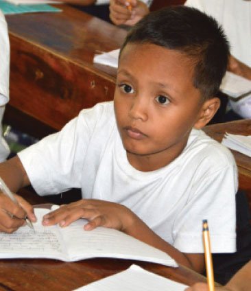 Συγκινητική ιστορία: Ενας 8χρονος μαθαίνει γράμματα στο δρόμο υπό το φως των McDonald's [εικόνες]  | iefimerida.gr 3