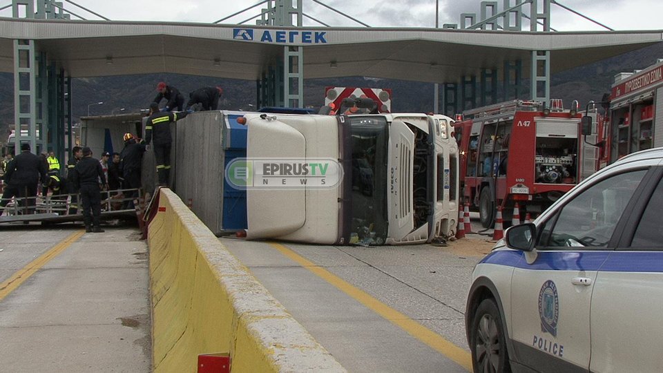  Ανετράπη νταλίκα φορτωμένη με άλογα -Εκλεισε η Εγνατία και στα δυο ρεύματα [εικόνες] | iefimerida.gr 3