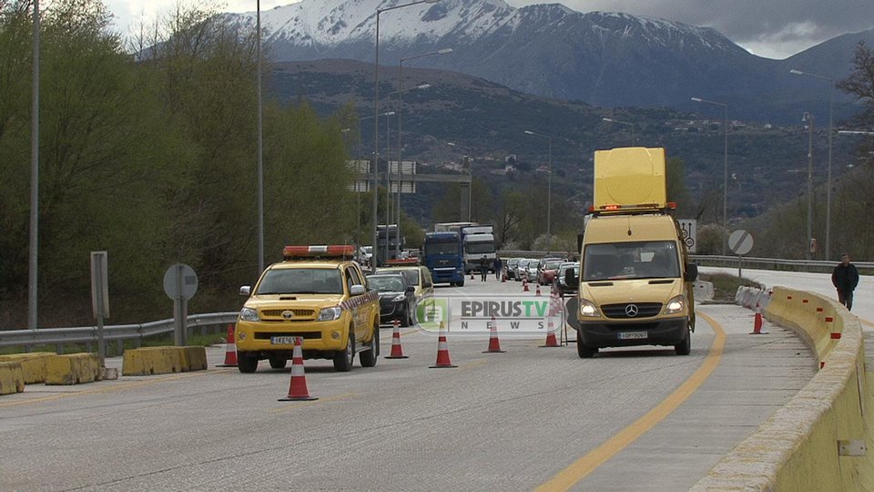  Ανετράπη νταλίκα φορτωμένη με άλογα -Εκλεισε η Εγνατία και στα δυο ρεύματα [εικόνες] | iefimerida.gr 2