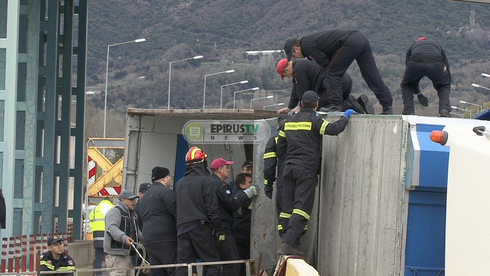  Ανετράπη νταλίκα φορτωμένη με άλογα -Εκλεισε η Εγνατία και στα δυο ρεύματα [εικόνες] | iefimerida.gr 0