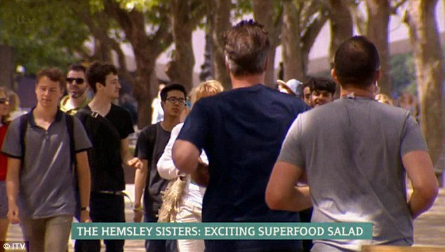 Ο Κάμερον αναστάτωσε τη ζωντανή σύνδεση εκπομπής -Εμφανίστηκε στο βάθος να κάνει τζόκινγκ [εικόνες & βίντεο] | iefimerida.gr 1