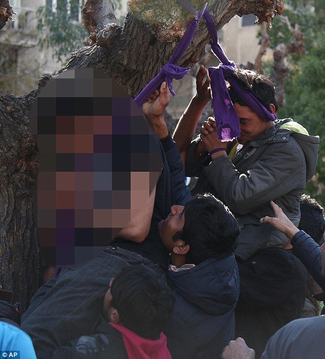 Πρωτοσέλιδο στην Daily Mail οι εικόνες-σοκ από την απόπειρα αυτοκτονίας των μεταναστών στην πλατεία Βικτωρίας [εικόνες] | iefimerida.gr 1