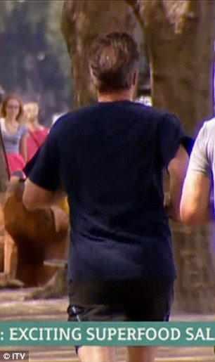 Ο Κάμερον αναστάτωσε τη ζωντανή σύνδεση εκπομπής -Εμφανίστηκε στο βάθος να κάνει τζόκινγκ [εικόνες & βίντεο] | iefimerida.gr 0