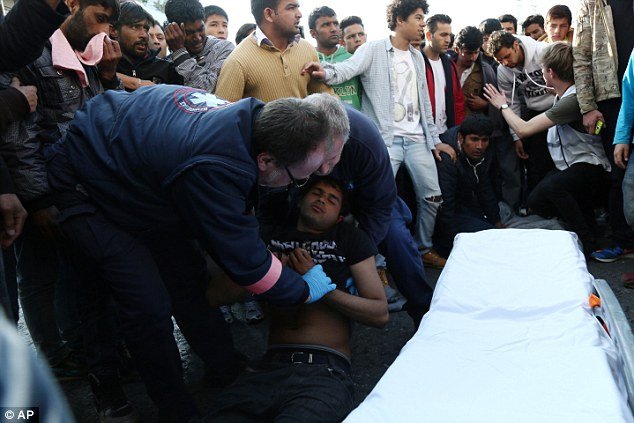 Πρωτοσέλιδο στην Daily Mail οι εικόνες-σοκ από την απόπειρα αυτοκτονίας των μεταναστών στην πλατεία Βικτωρίας [εικόνες] | iefimerida.gr 4